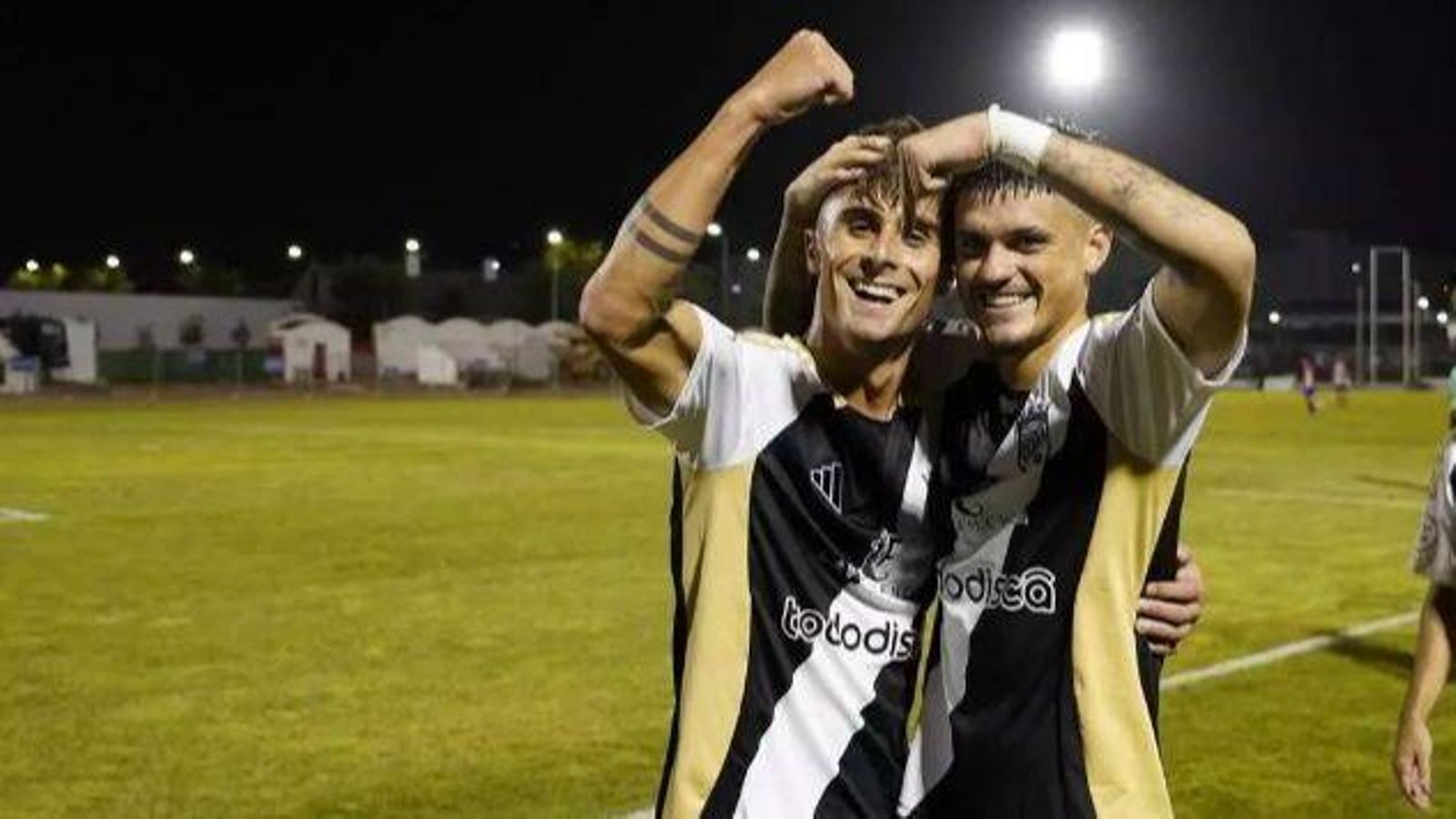 Jugadores del Xerez Deportivo festejan el tanto de Santisteban Jugadores del Xerez Deportivo festejan el tanto de Santisteban