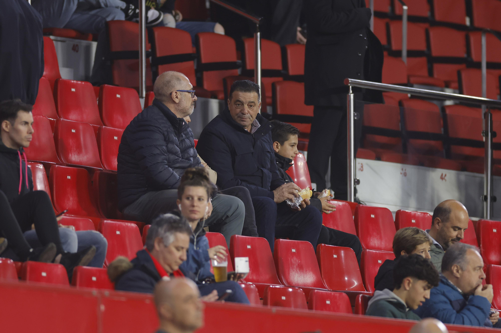 Búscate en las fotos del Sevilla-Fenerbahçe,