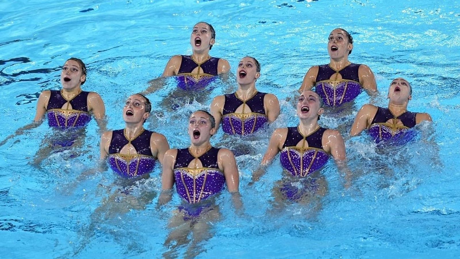 El equipo de natación artística durante la rutina libre.