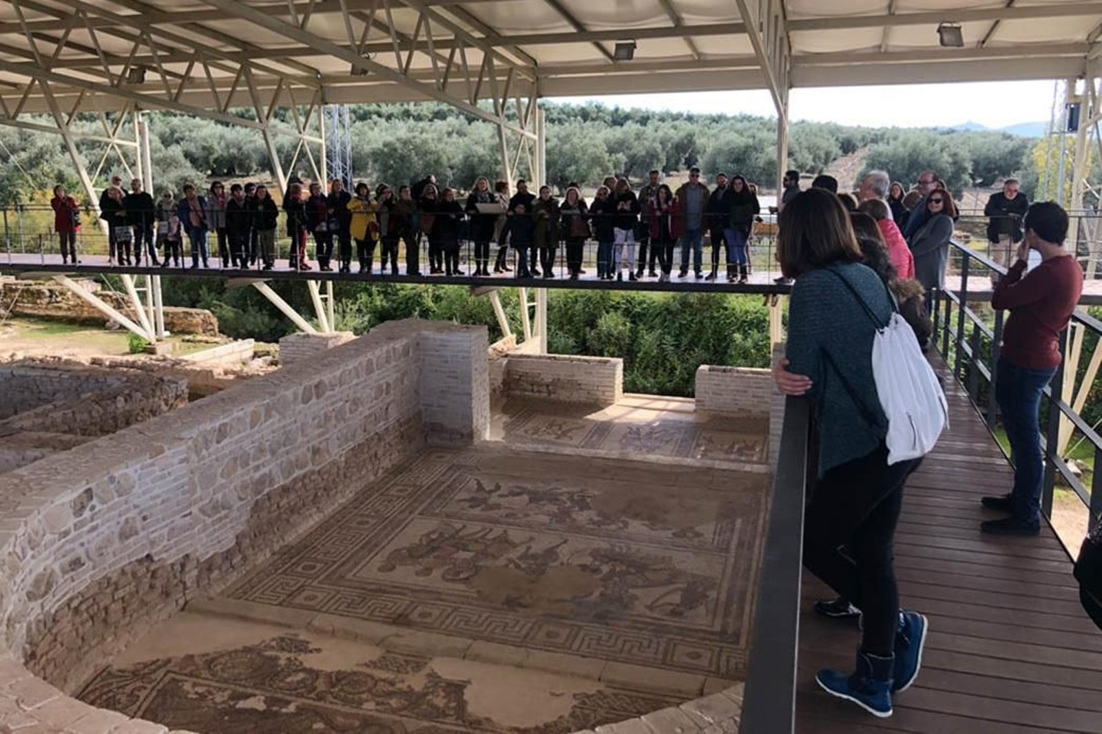 Visitantes en el yacimiento de Fuente-Álamo.