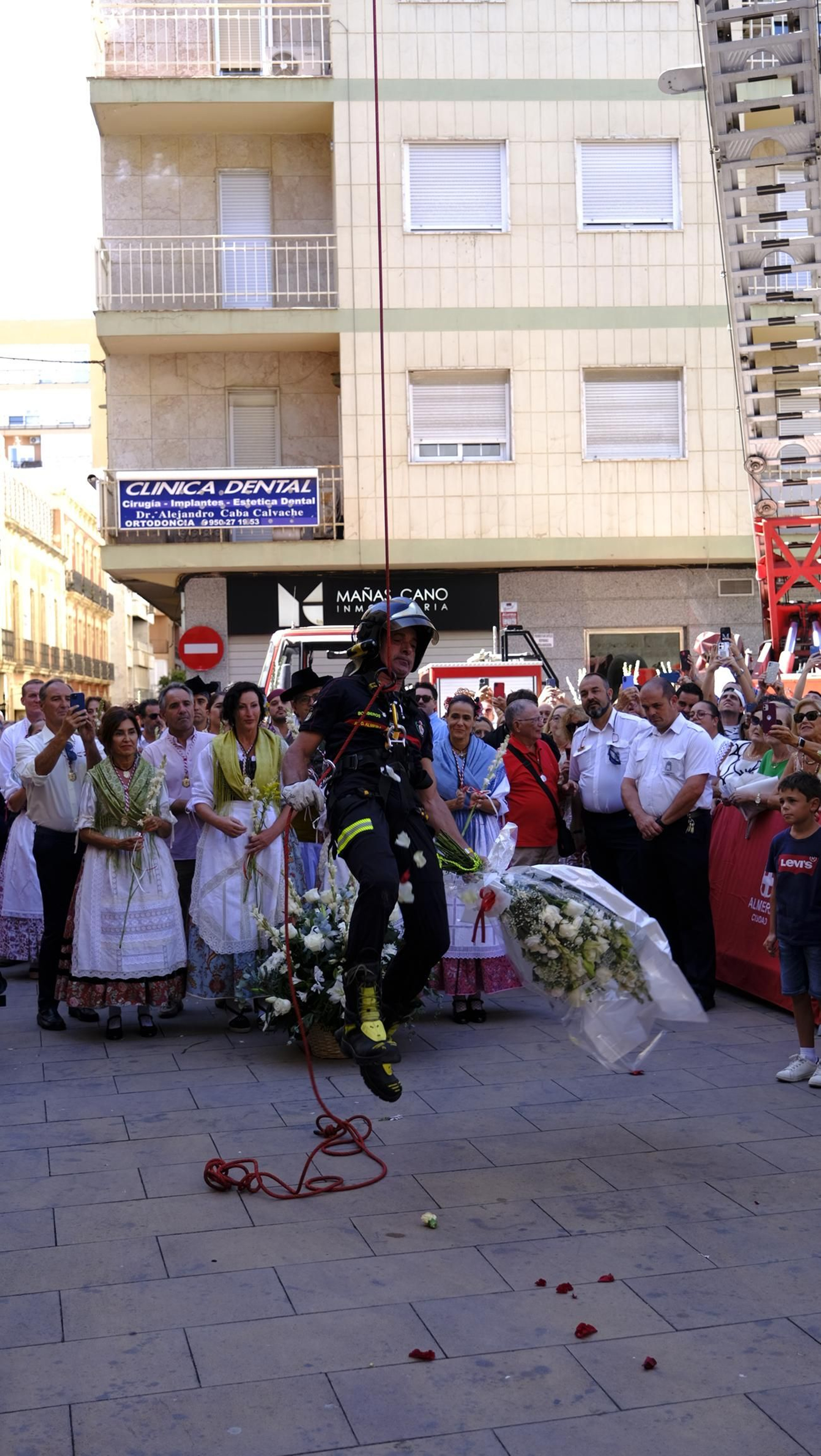 La ofrenda floral a la Virgen del Mar en la Feria de Almería 2025, en imágenes
