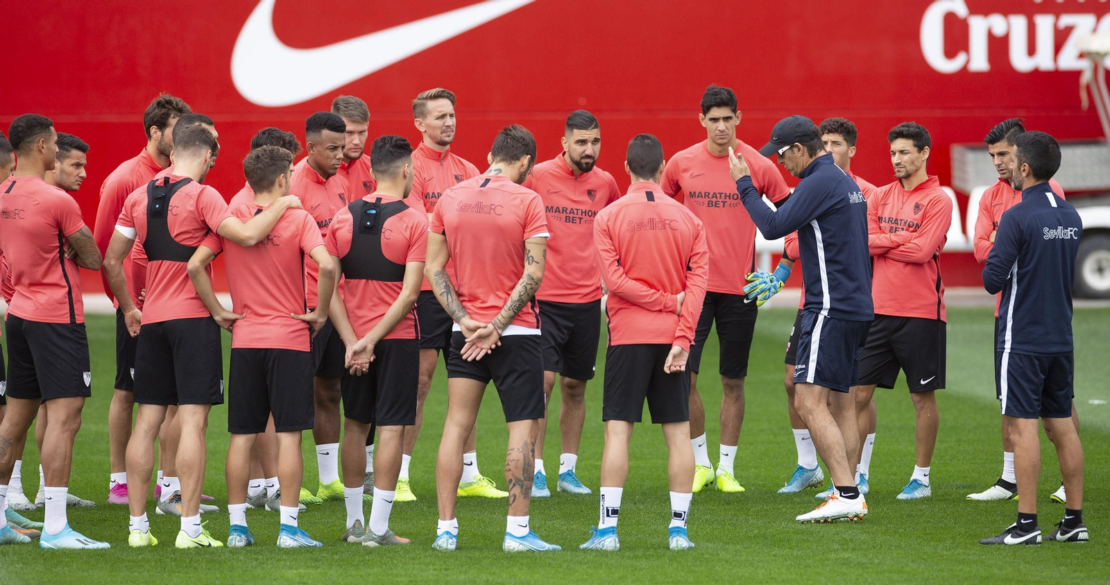 Lopetegui se dirige a sus jugadores en el entrenamiento de ayer del Sevilla FC: