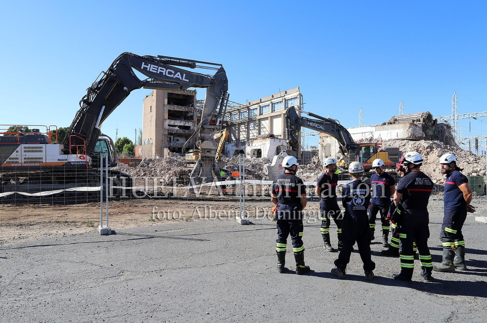 Imágenes del simulacro de los Bomberos de Huelva con la Unidad Canina
