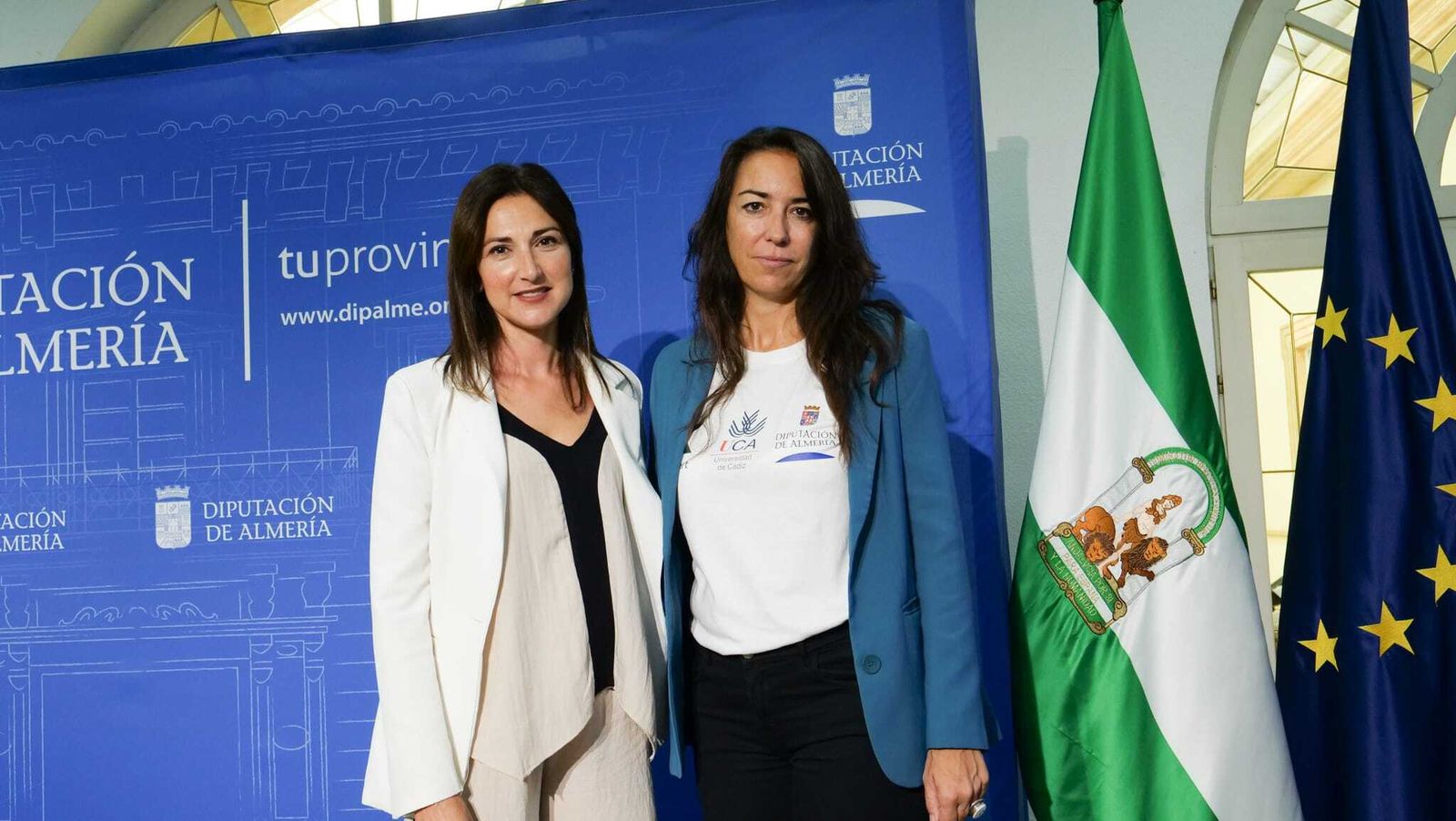 La diputada Ana Lourdes Ramírez con la científica almeriense Marga López Rivas.