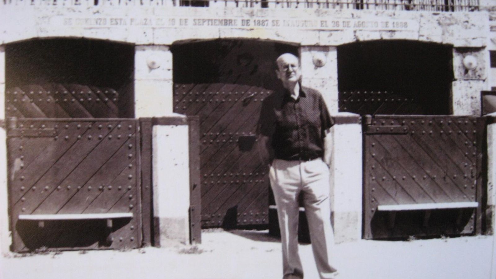 Ante la puerta de toriles y bajo la fecha en que se acabó la plaza.