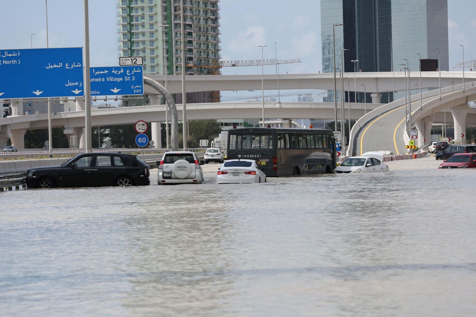 Las terribles y devastadoras lluvias en Emiratos Árabes Unidos