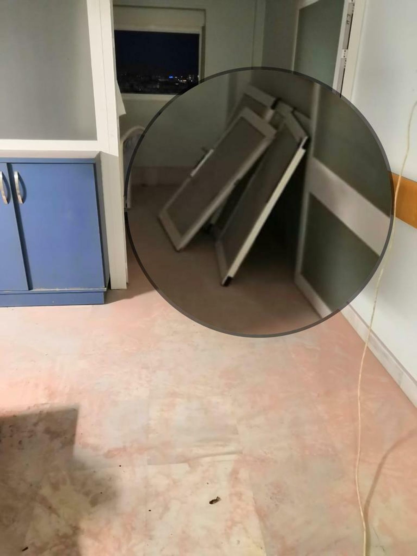 Las ventanas que desmontaron dos profesionales para impedir que el humo se propagara.