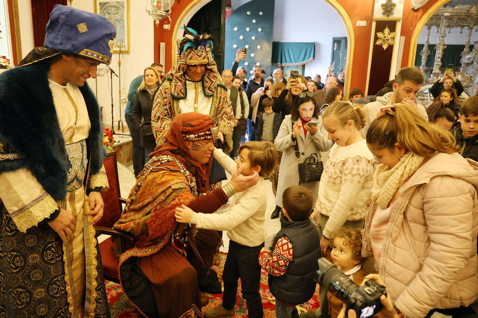Imágenes del Heraldo Real anunciando la llegada de los Reyes Magos a Huelva