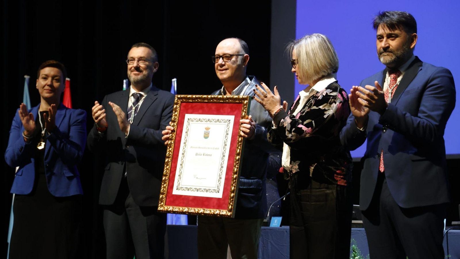Julio Vega, presidente de la Peña Balona, con su distinción Julio Vega, presidente de la Peña Balona, con su distinción
