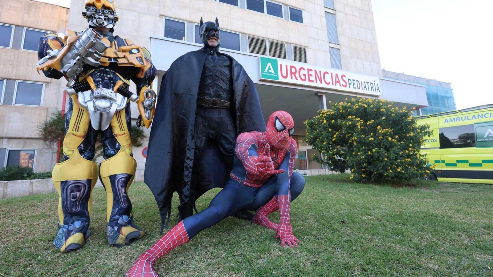 Bumblebee, Batman y Spiderman frente a las Urgencias de Pediatría del Hospital Materno Infantil de Málaga.