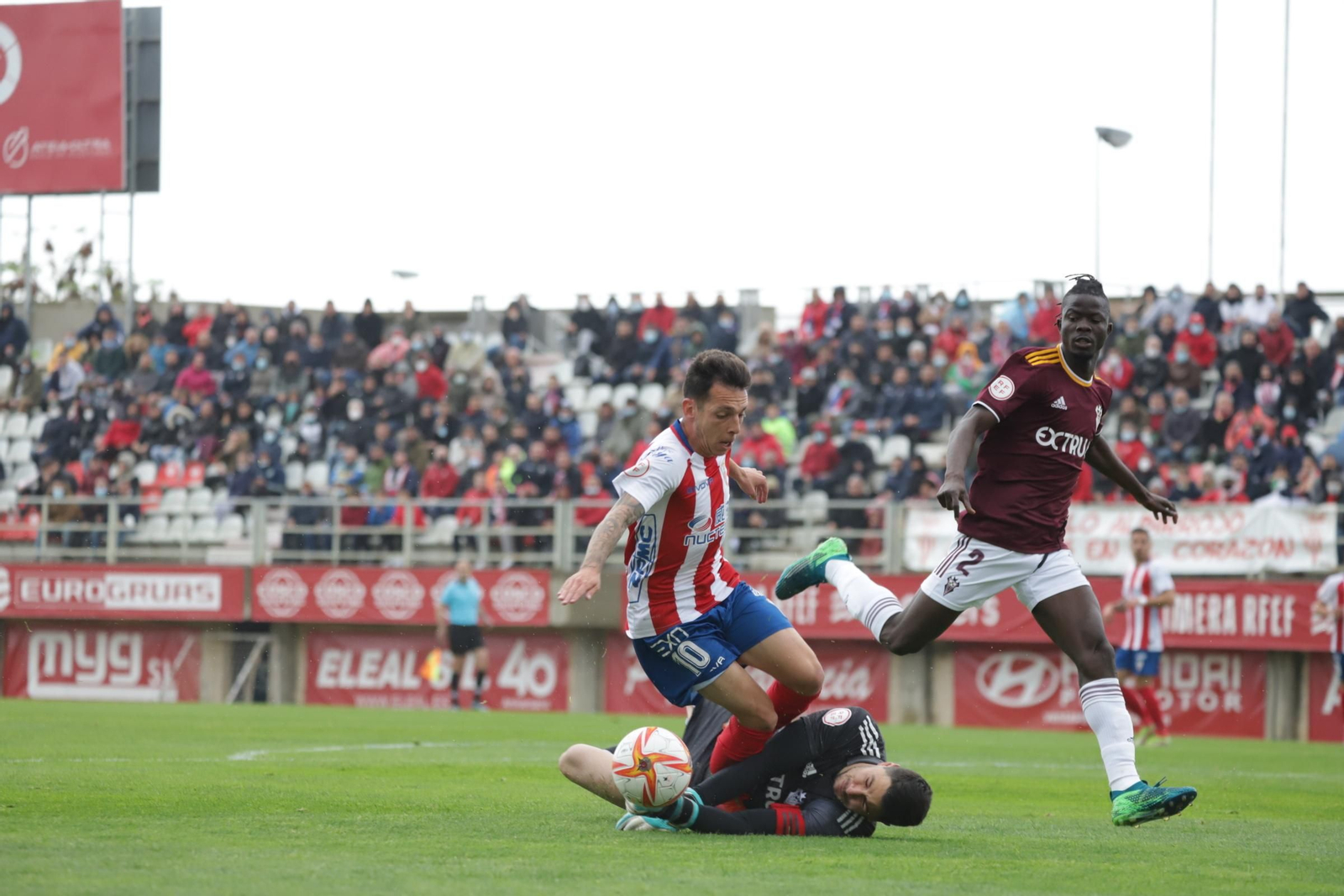 El primero de los dos penaltis no pitados a Romero.