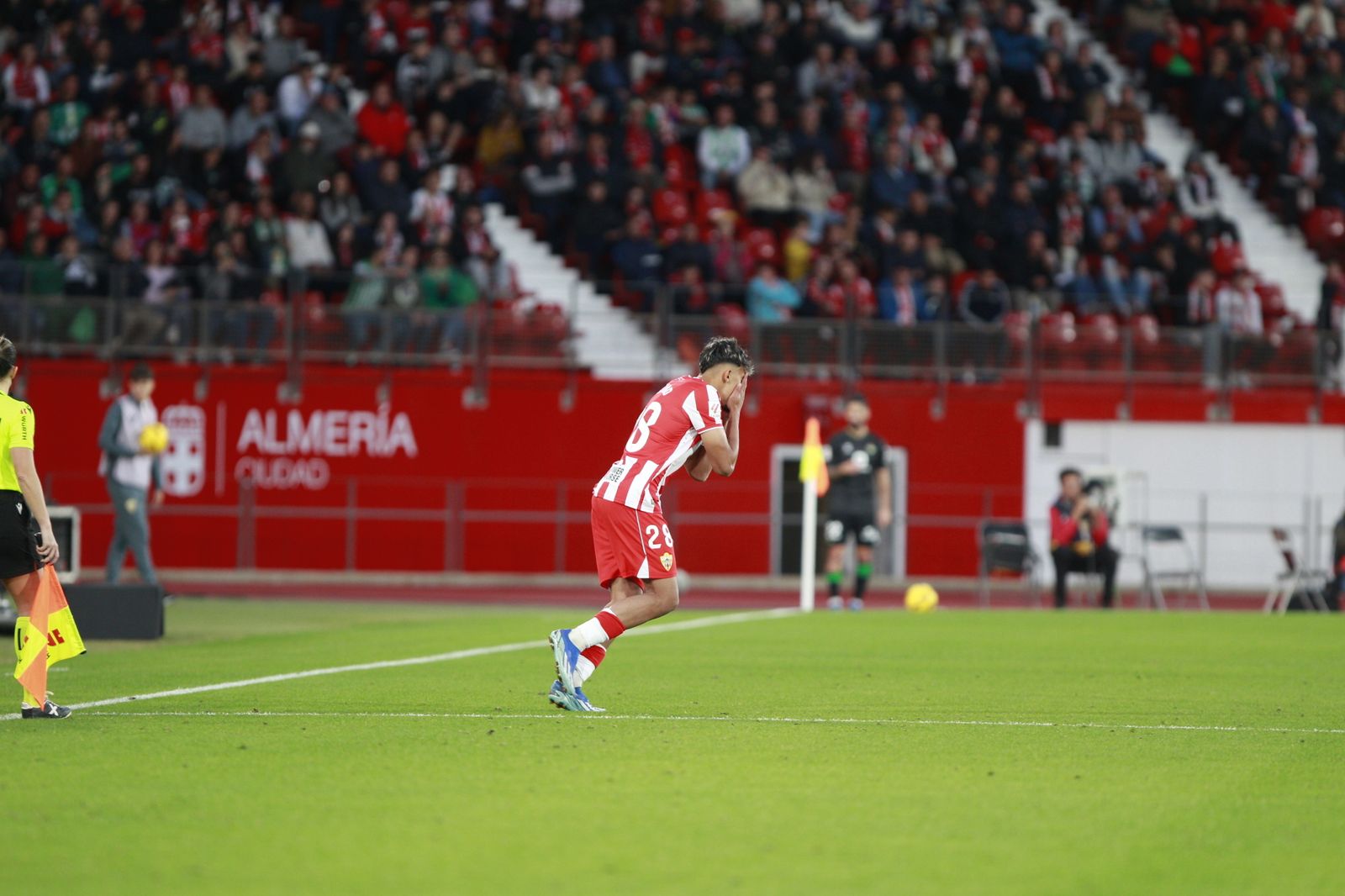 El canterano Rachad Fettal salta al terreno de juego en su debut ante el Betis.