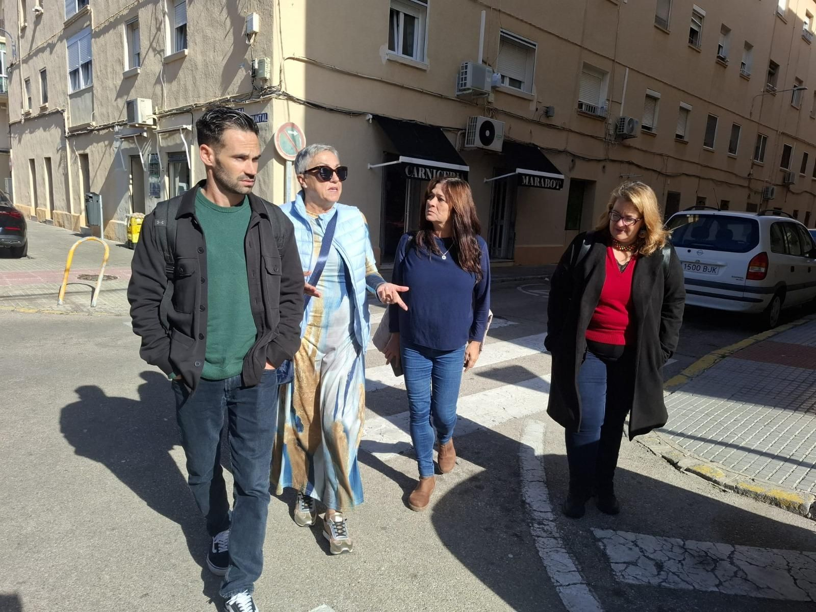 Los representantes de AIG con la presidenta de la asociación de vecinos de Puntales.