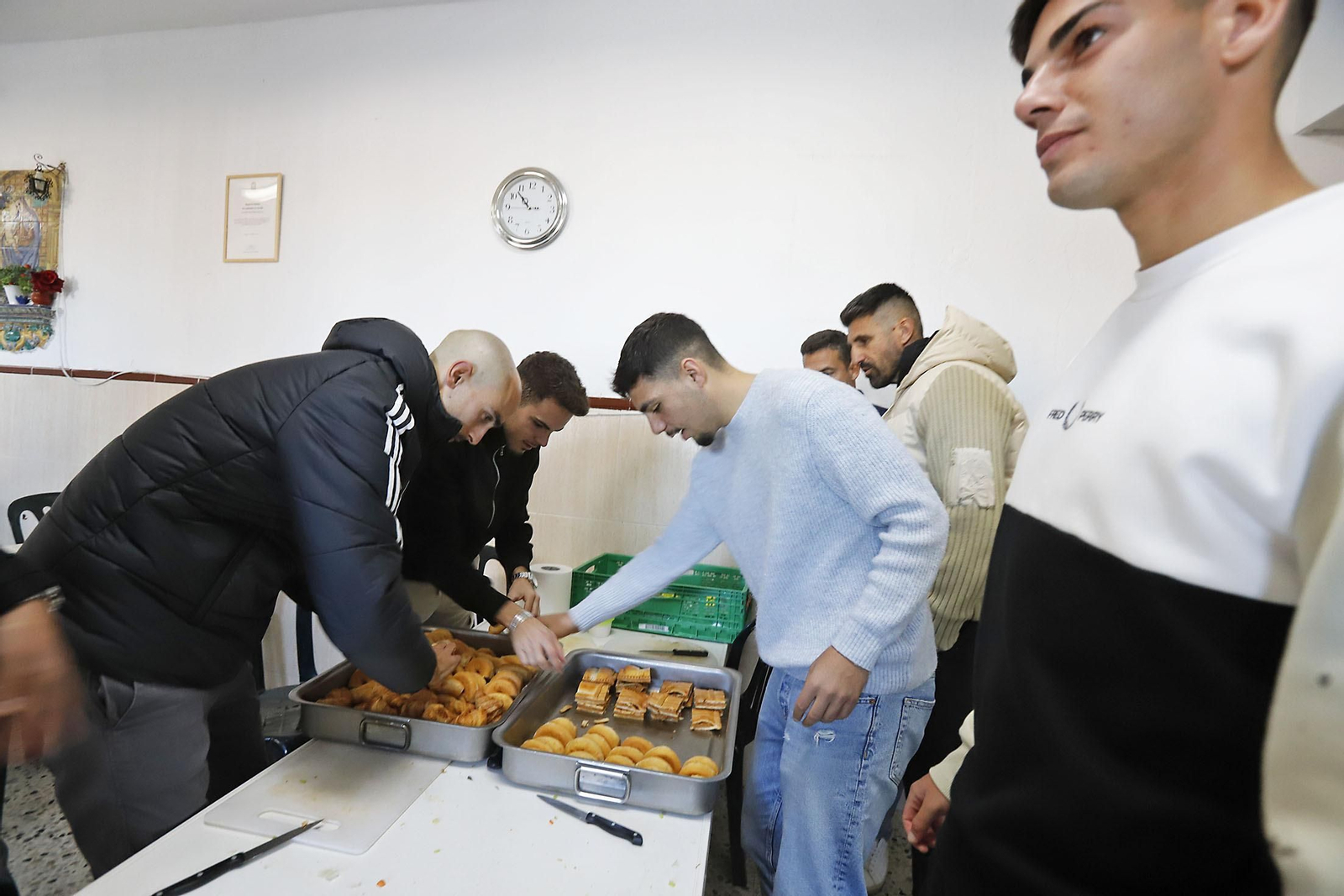 Imágenes del voluntariado de la plantilla del Recre en el comedor social Virgen de la Cinta.