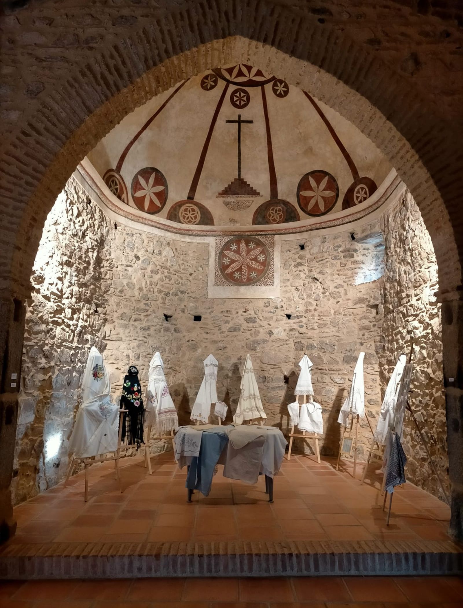 El interior de la Ermita de Las Virtudes aloja una exposición.