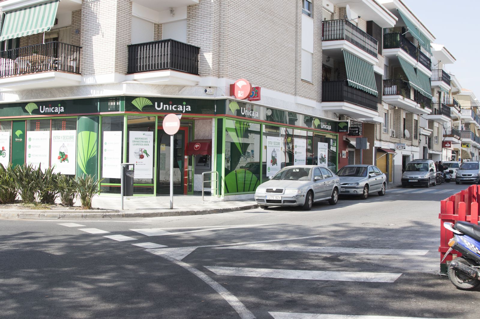 La Guardia Civil fue alertada de un aviso de bomba en esta entidad bancaria de Salobreña.