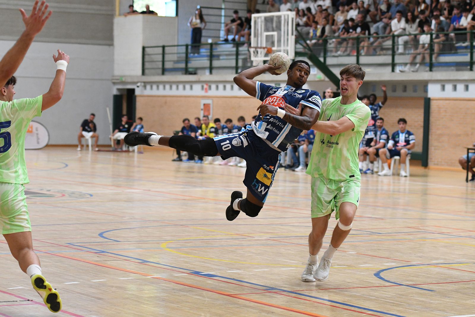CAUE MARTINS LANZA CONTRA EL BARCA.