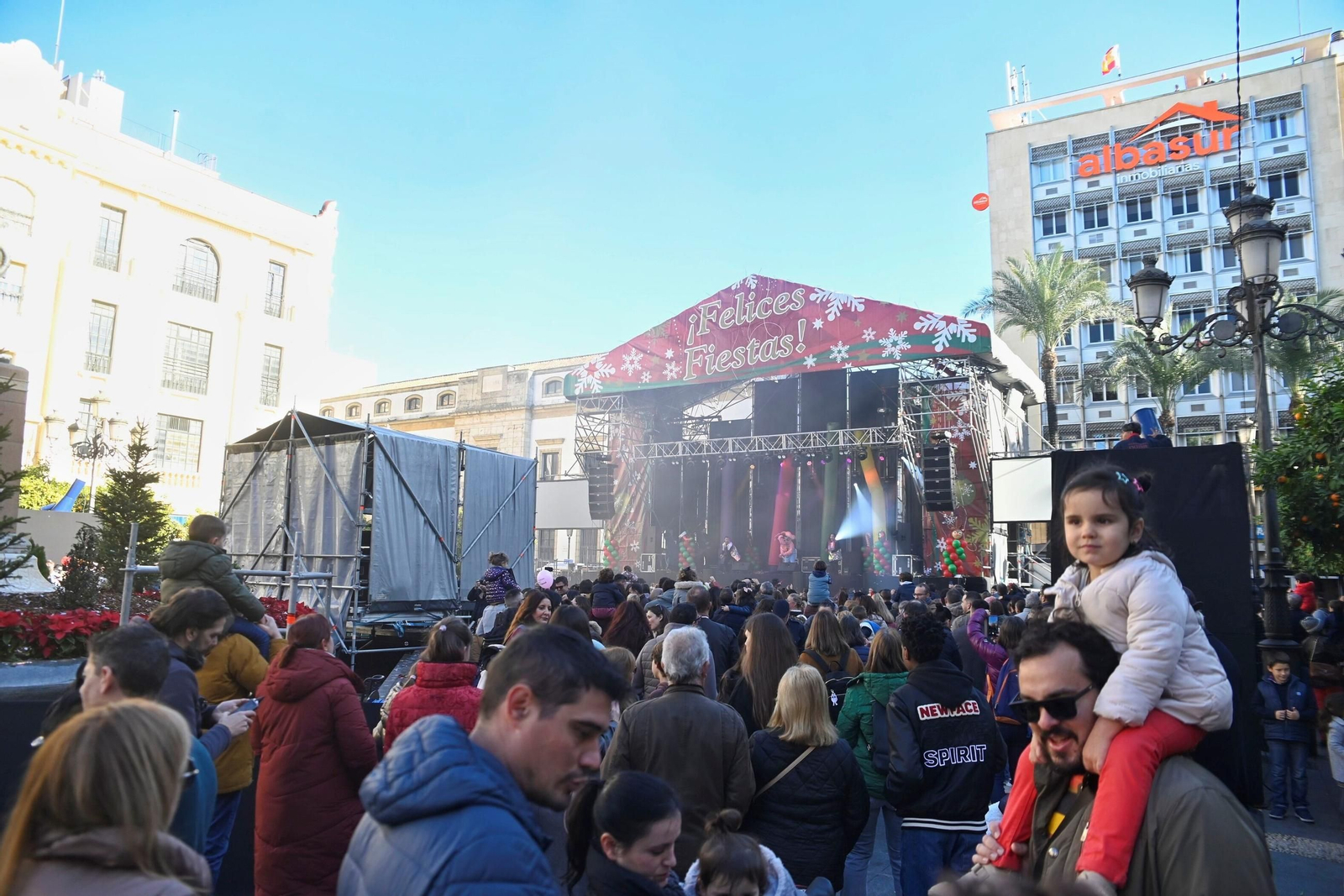 Los niños de Córdoba despiden 2024 con una fiesta infantil y campanadas en las Tendillas, en imágenes