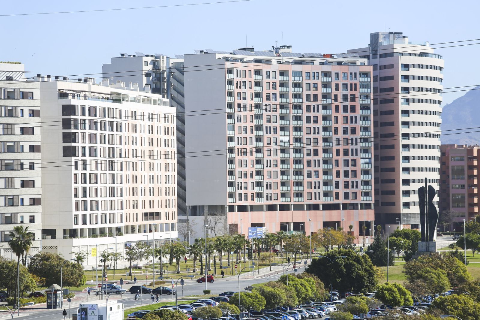 Avenidas junto a las construcciones más recientes de Teatinos.