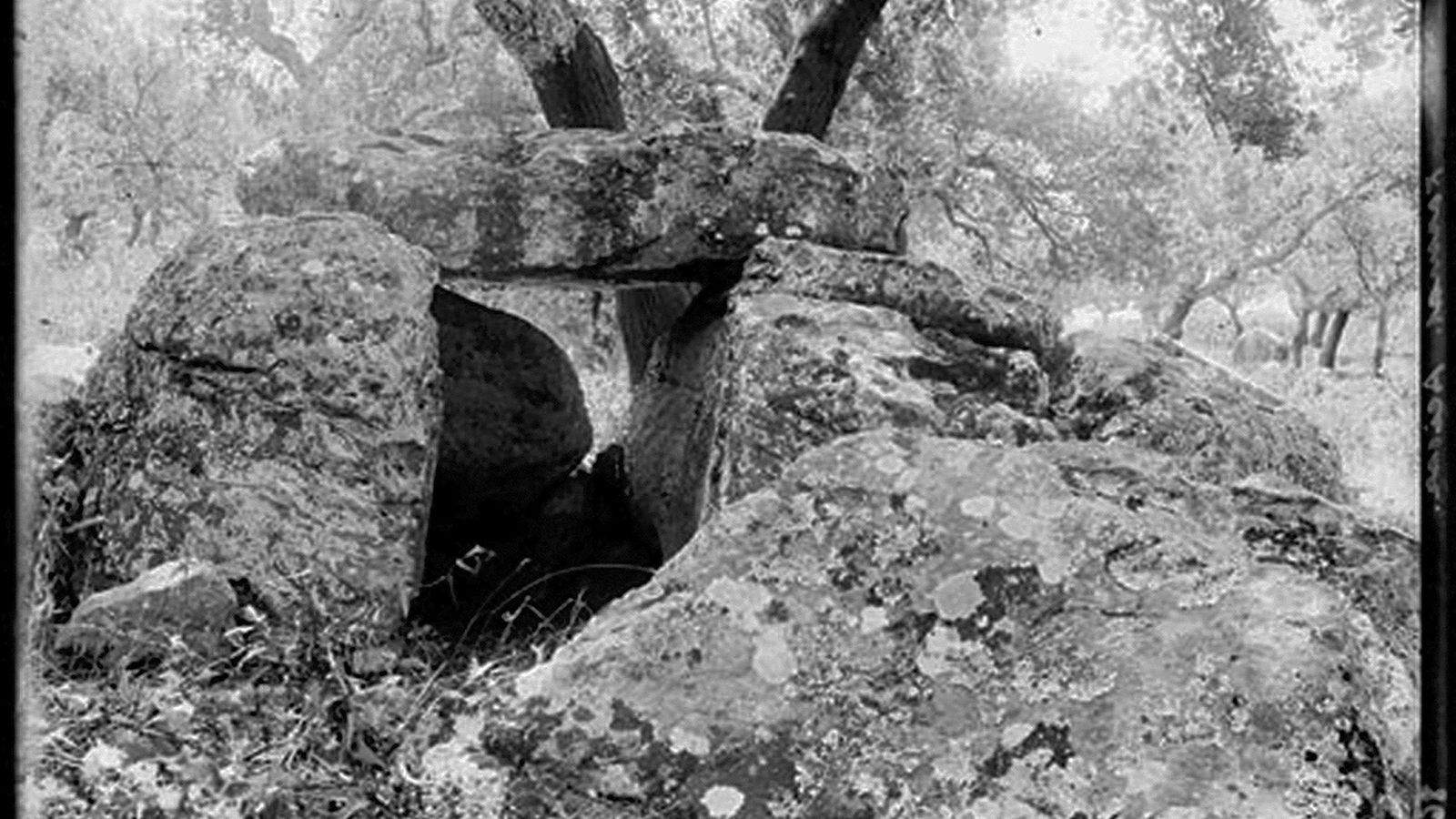 dolmen del Tesoro del Tío Poleá. Cayetano de Mergelina en 1924. dolmen del Tesoro del Tío Poleá. Cayetano de Mergelina en 1924.