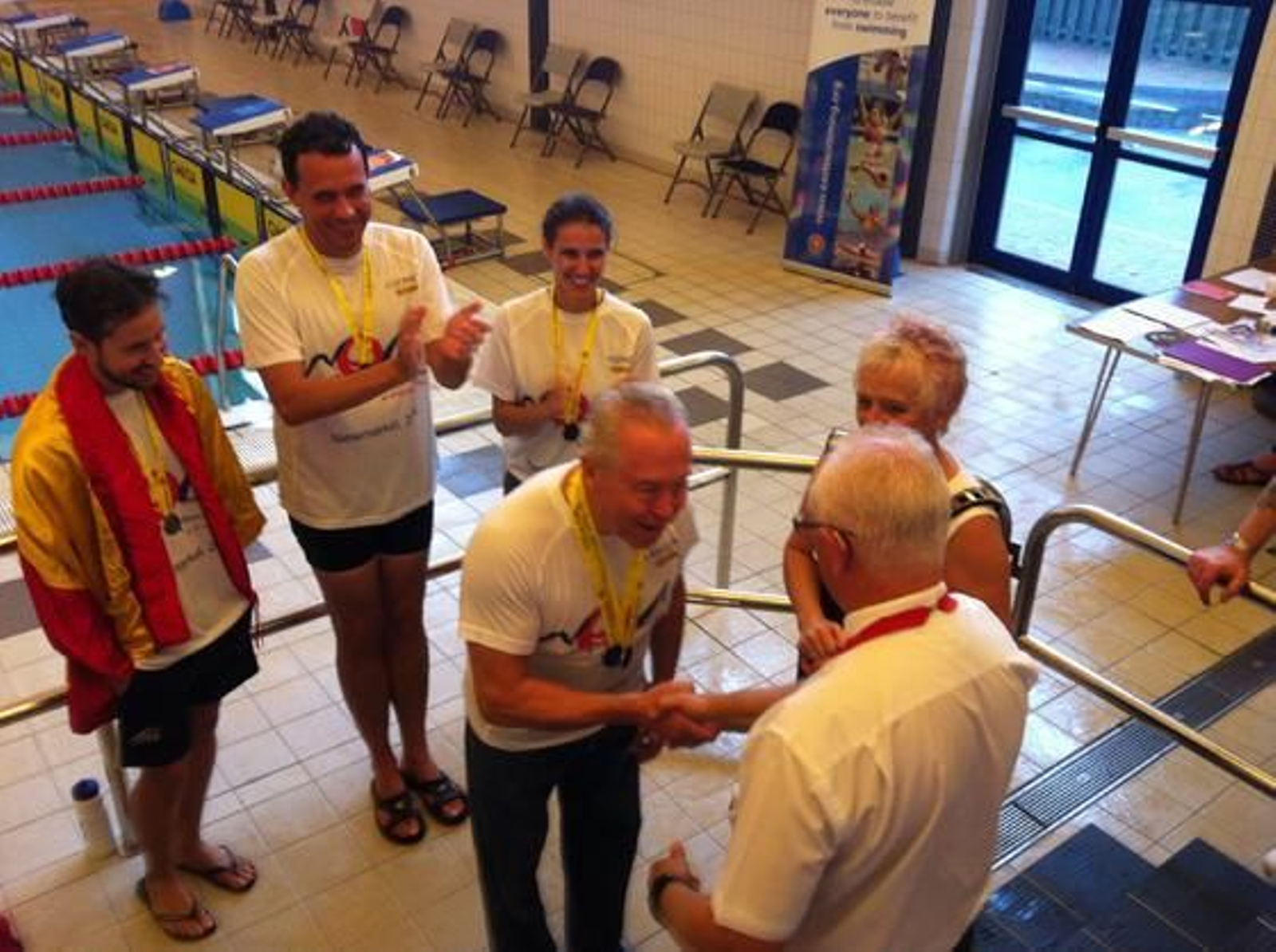 El Secretario de la ASA pone una medalla a Antonio Mihura