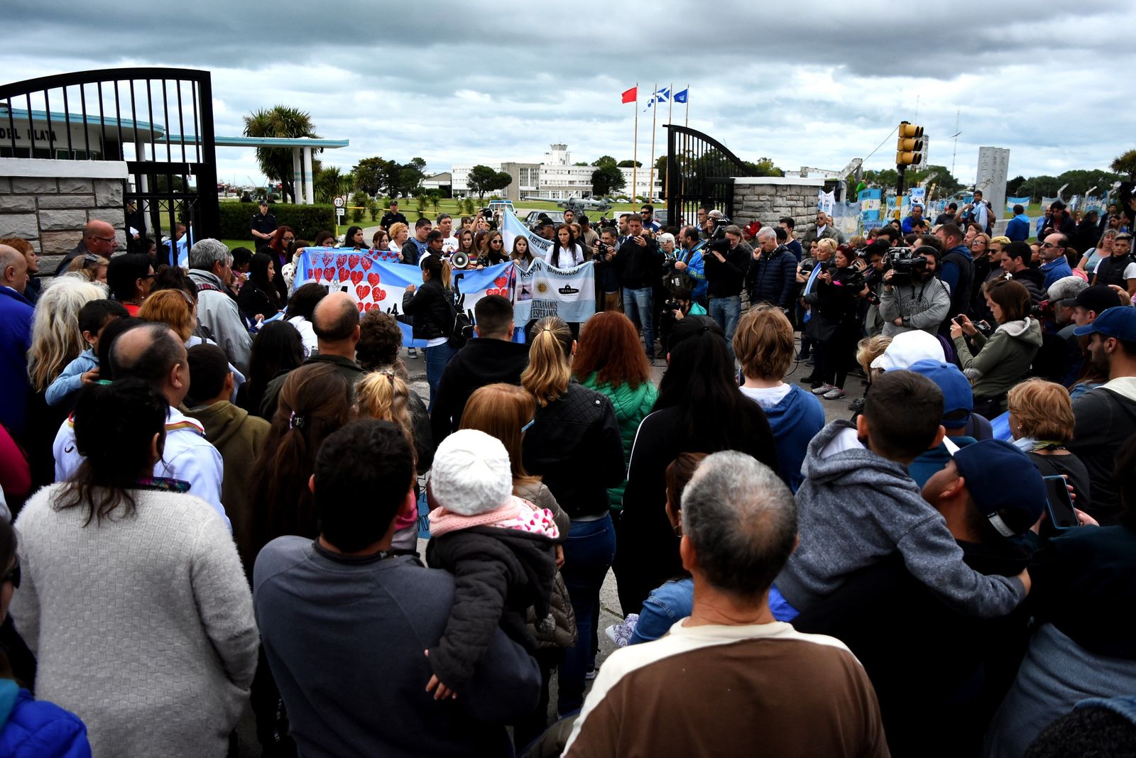 Familiares de los submarinistas del Ara San Juan se concentran en la base naval del Mar del Plata.