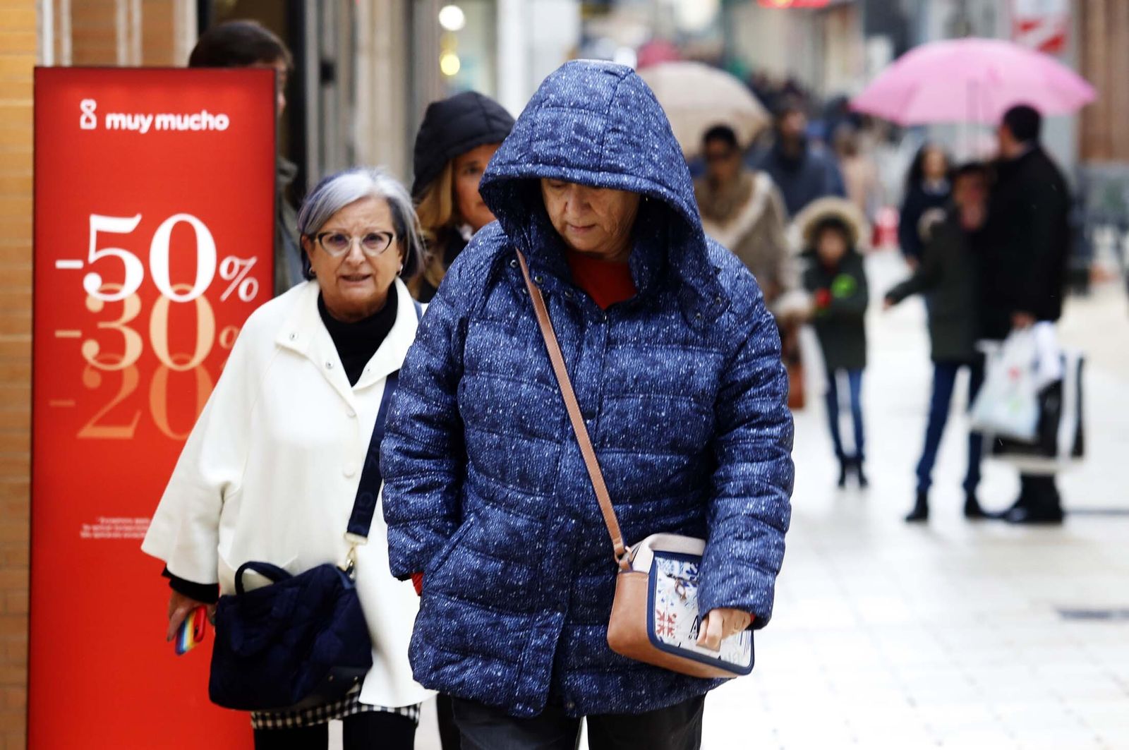 Imágenes del primer día de rebajas en los comercios de Huelva