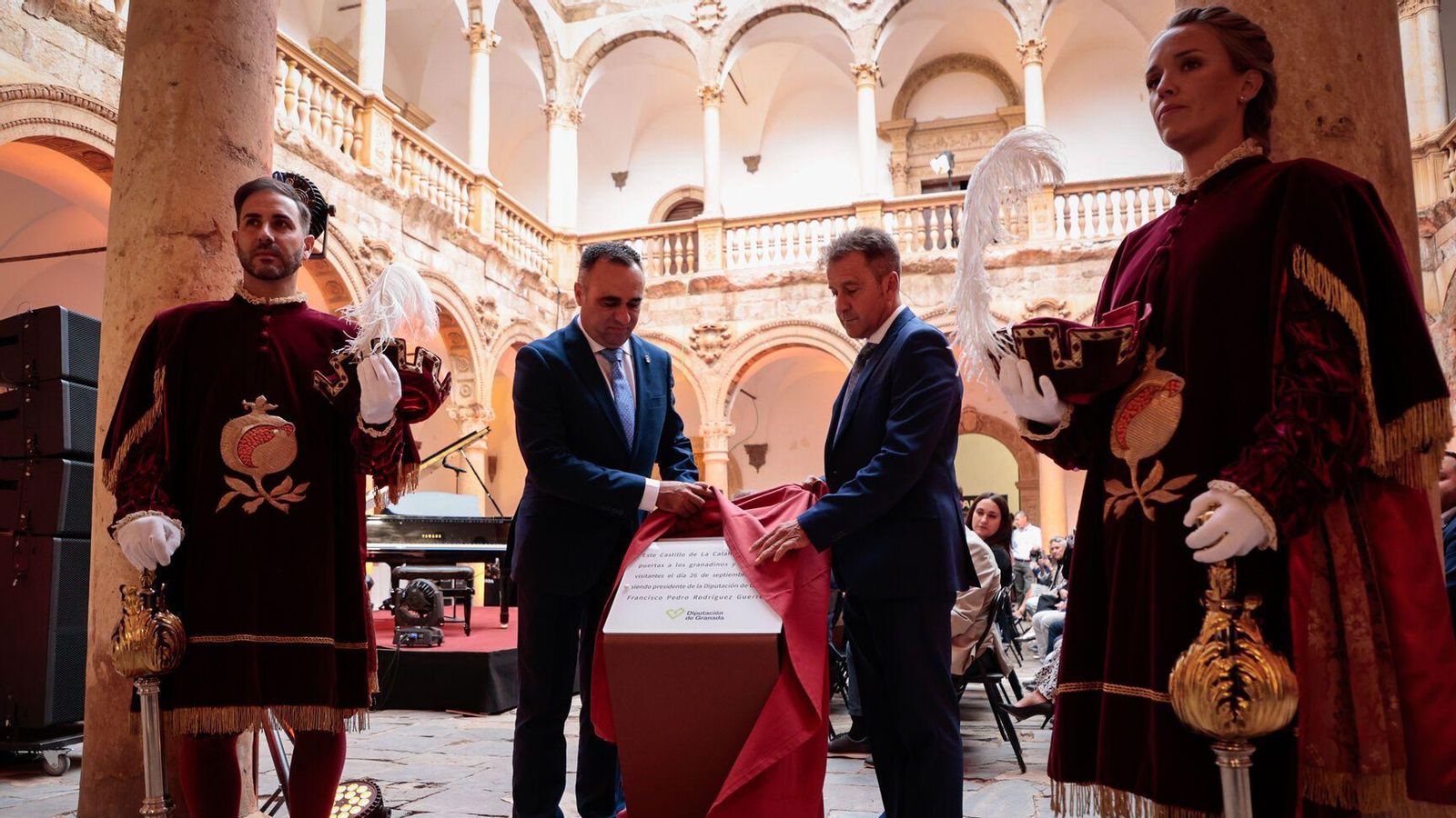 Un monolito en recuerdo a la apertura a los granadinos y visitantes