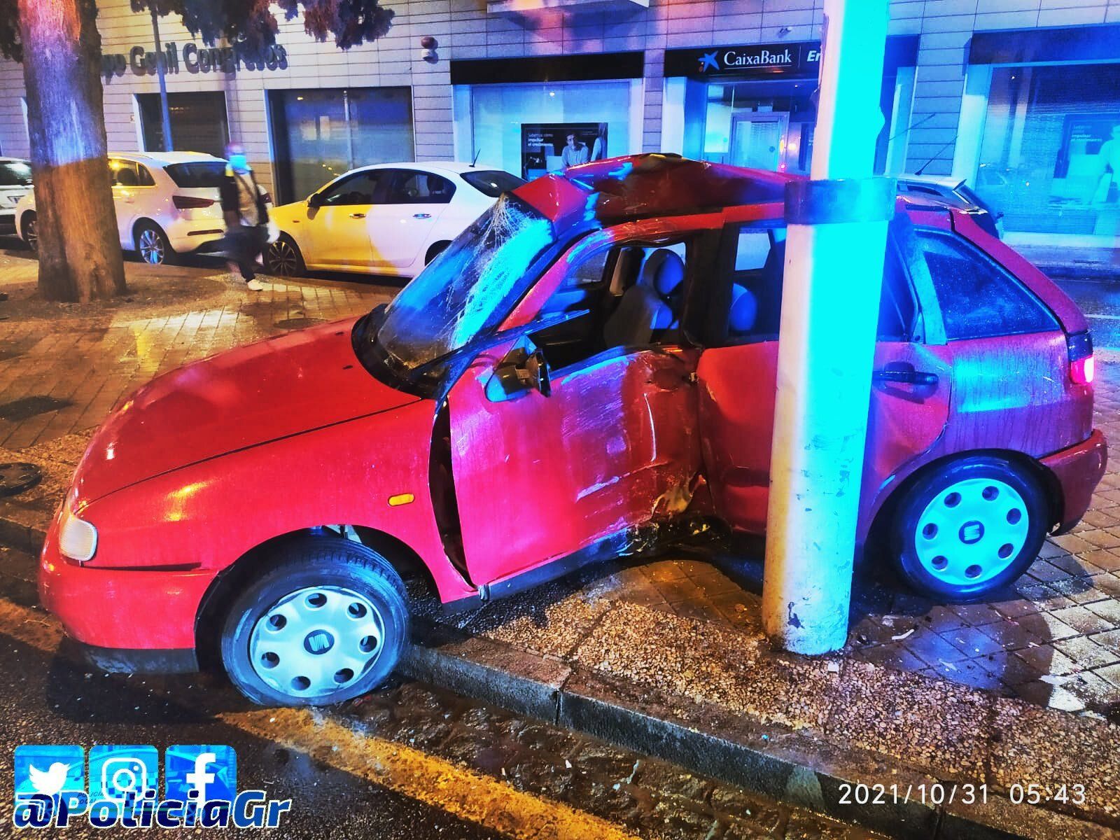 Un conductor herido muy grave tras chocar su coche con una farola en Granada capital