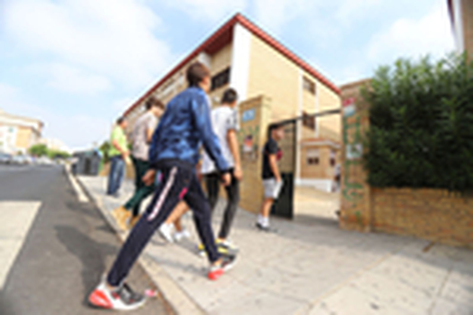 Alumnos del instituto Fuentepiña se dirigen a clase.