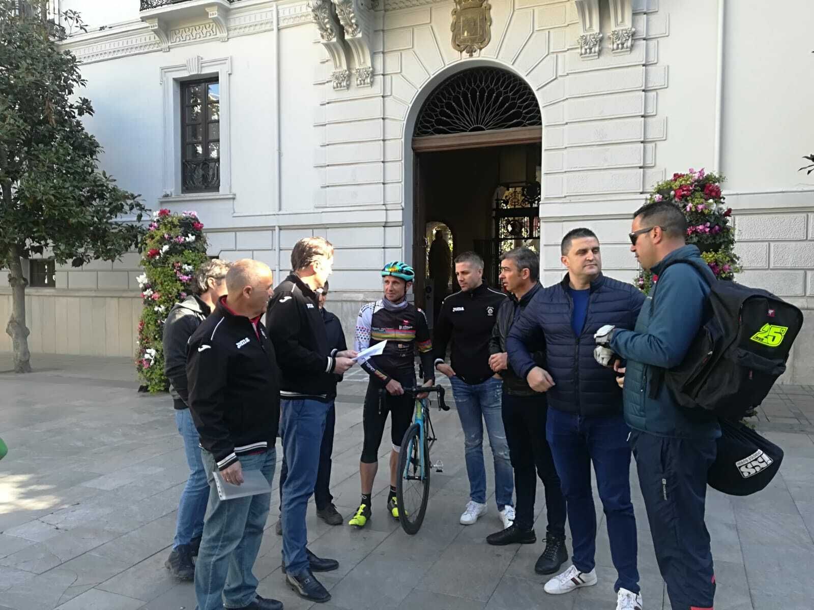 Los organizadores del campeonato, este jueves, en la Plaza del Carmen.