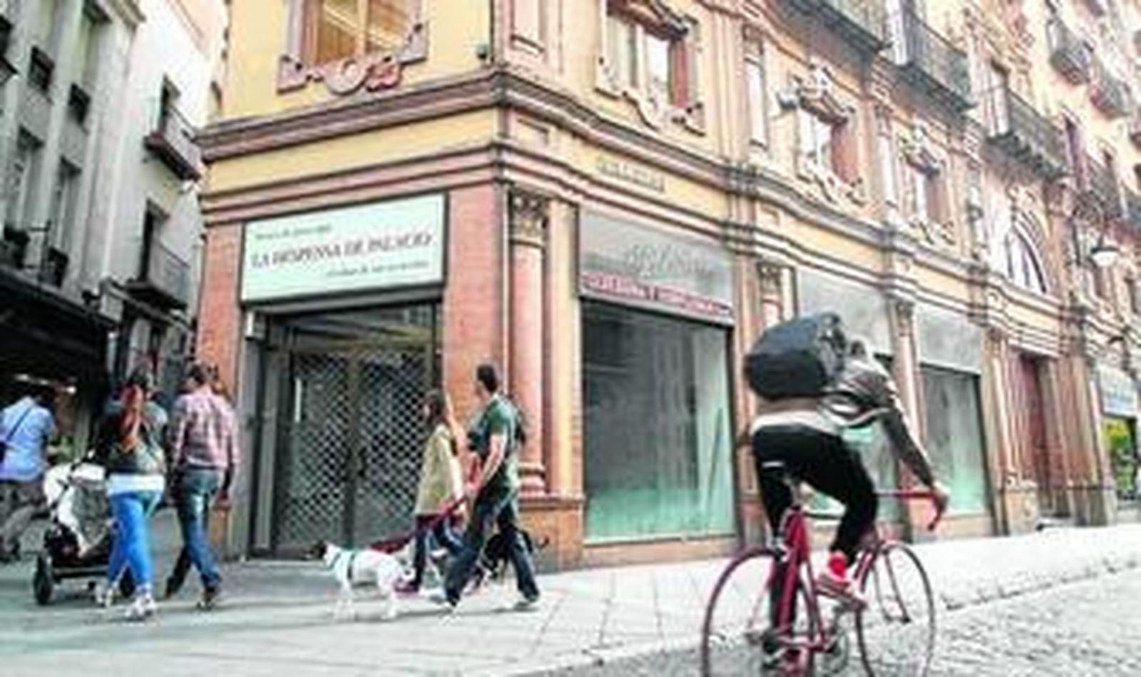 El cartel que anuncia la próxima apertura de La Despensa de Palacio en este local de la calle Villegas.