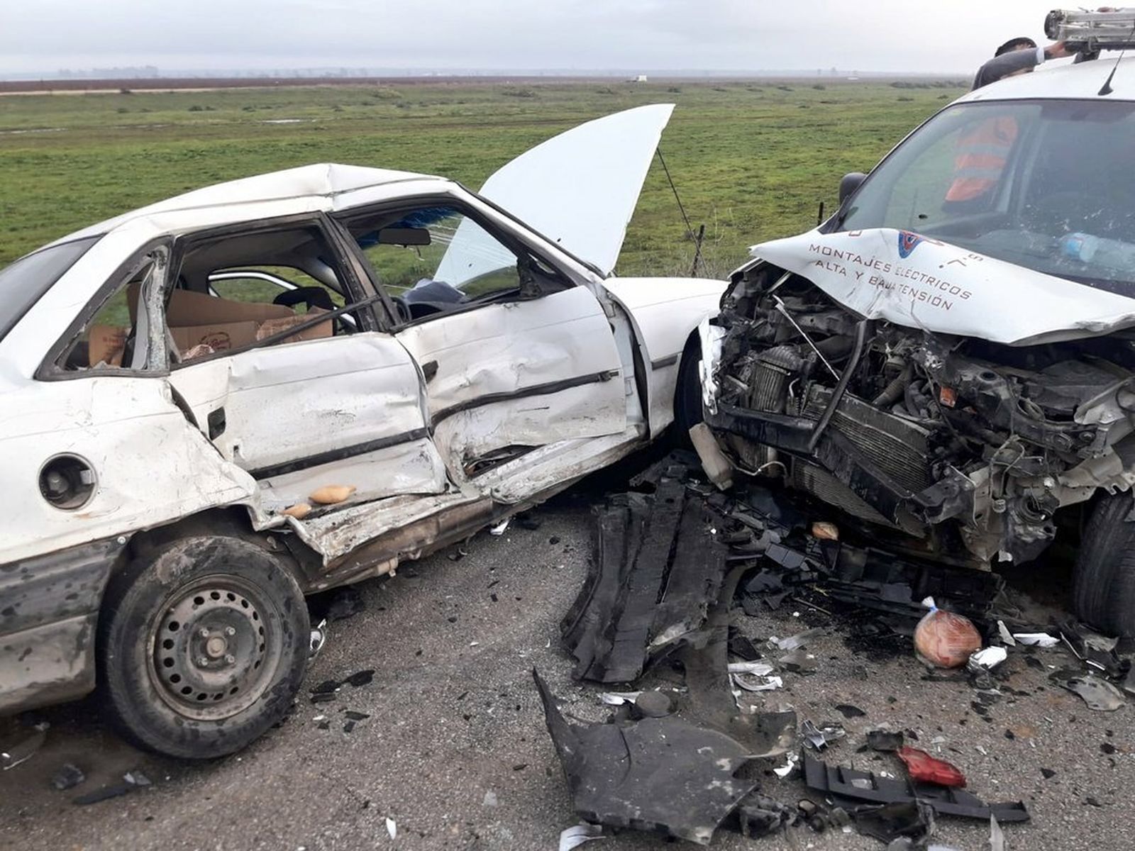 Estado en el que han quedado los dos vehículos implicados en el accidente de tráfico.