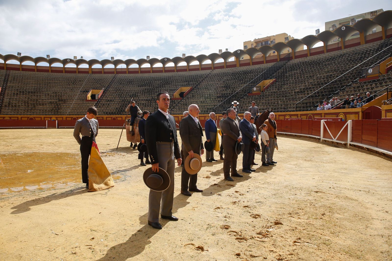 La clase magistral solidaria de Miguelete en la plaza de toros de Las Palomas de Algeciras, en imágenes