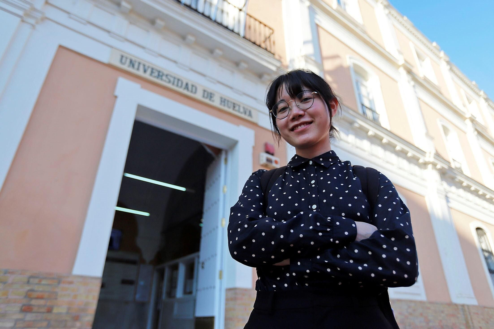Akari Yumoto posa junto a la puerta de la Facultad de La Merced donde estudia.