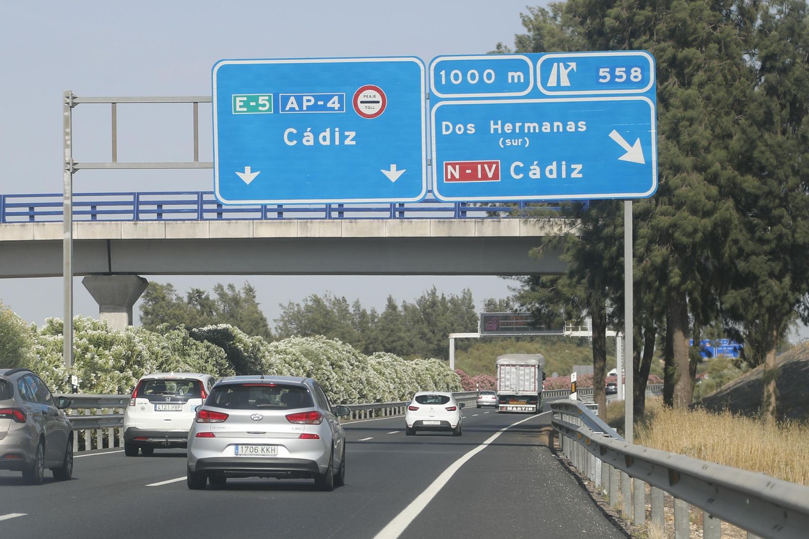 Imagen de la autopista Sevilla-Cádiz a la salida de la capital hispalense.