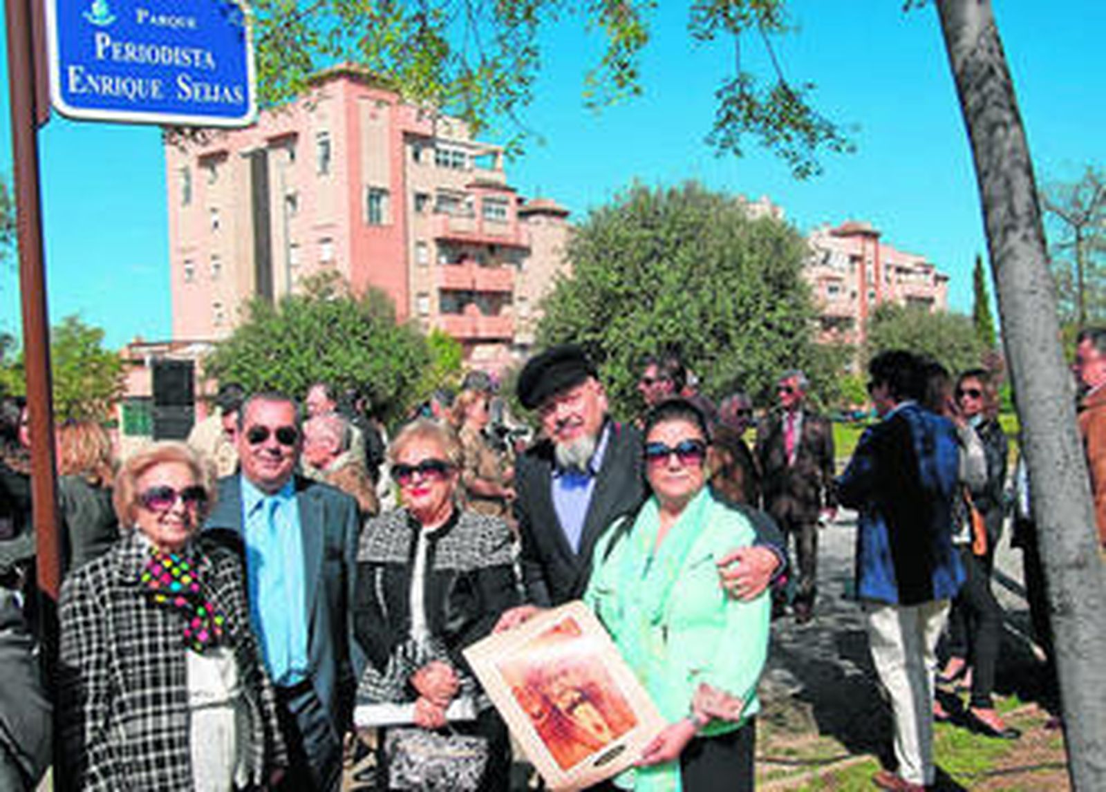 Familiares y amigos se acercaron para rendirle un sentido homenaje al periodista.