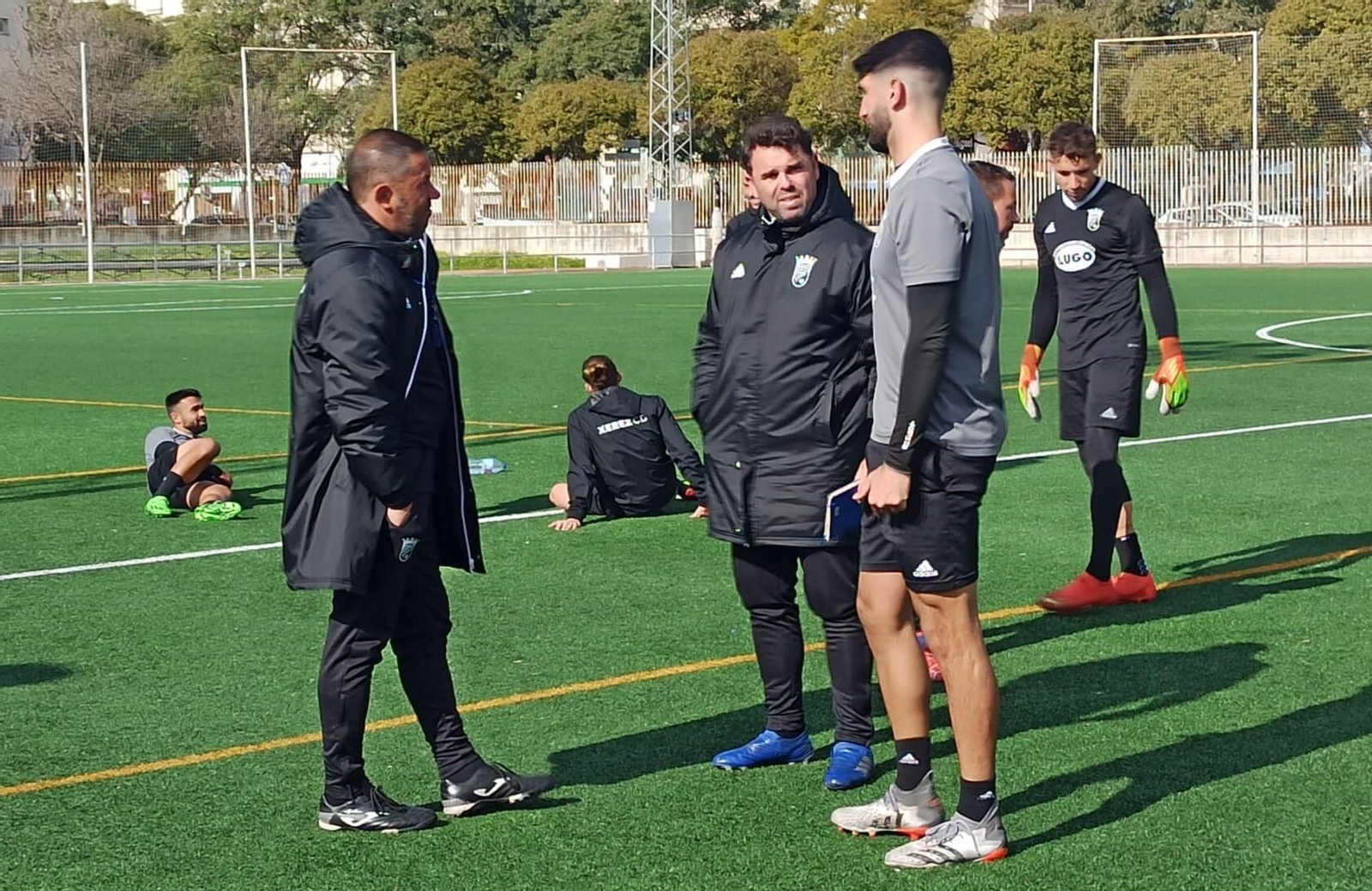 Juan Carlos y Juan Pedro charlan este jueves con Kevin, que ya tiene la ficha tramitada.