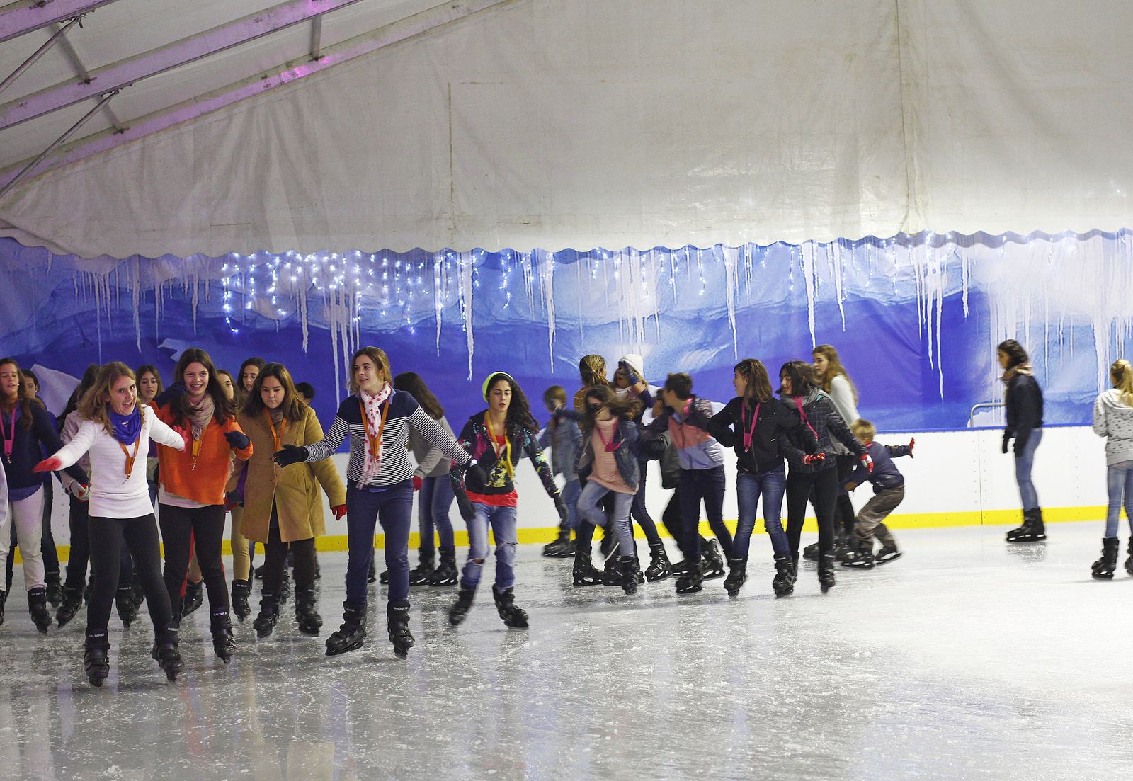 Un grupo de personas disfruta de la pista de hielo la última vez que se instaló en el año 2012.
