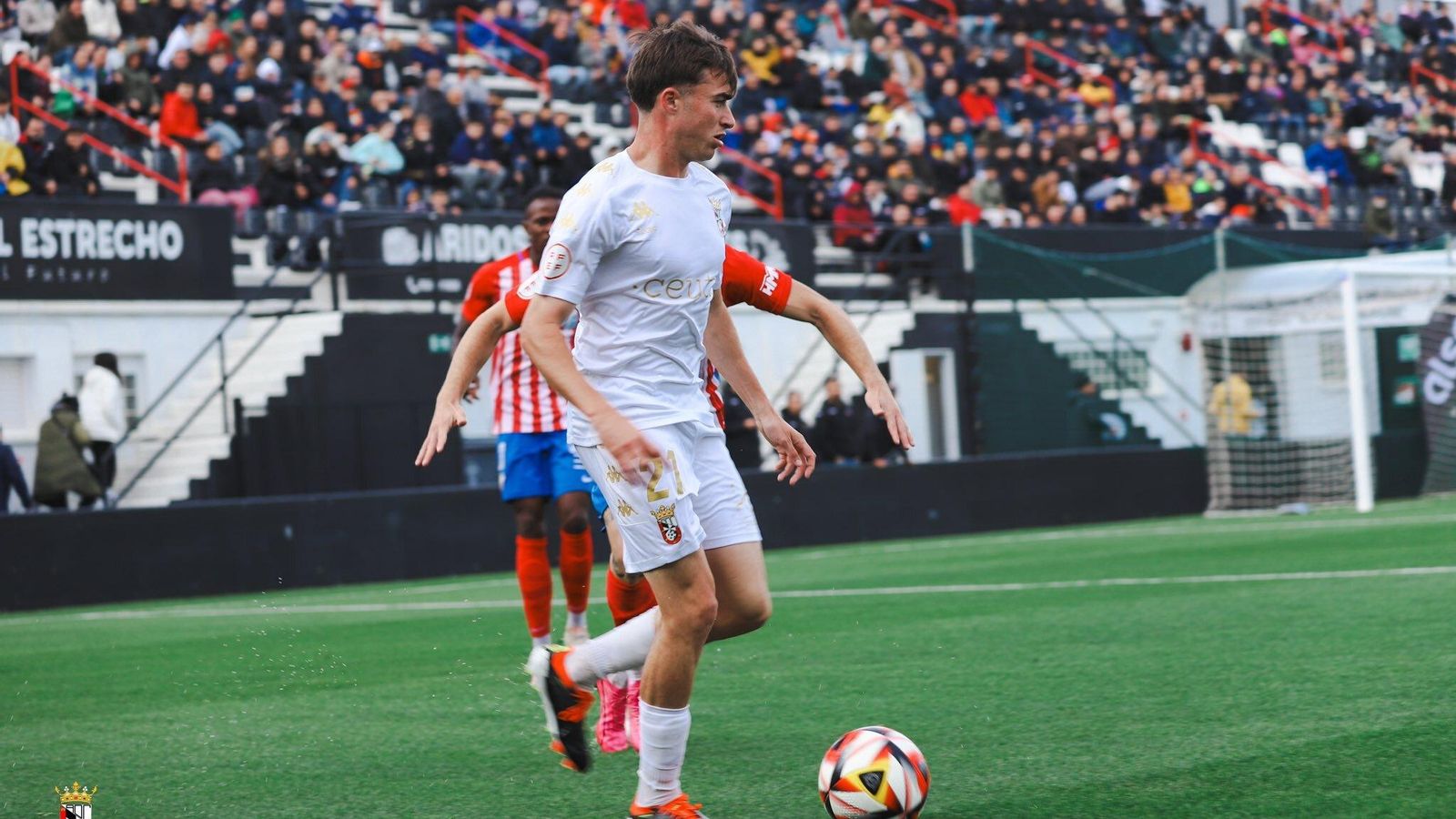 Jota López conduce el balón durante el partido de esta temporada disputado en Ceuta frente al Algeciras.
