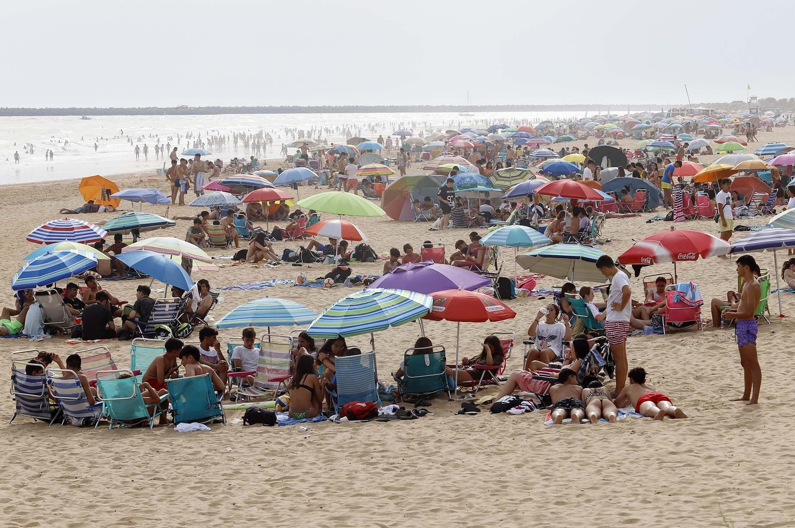 Ambiente en la playa de Mazagón en la tarde del martes, en imágenes