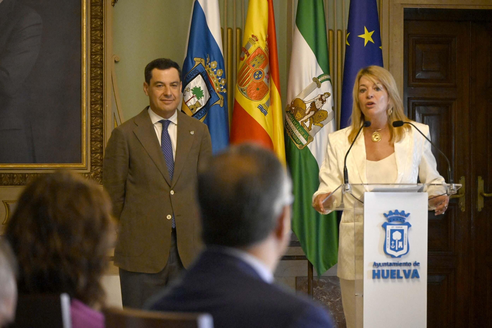 Visita de Juanma Moreno al Ayuntamiento de Huelva, en Imágenes