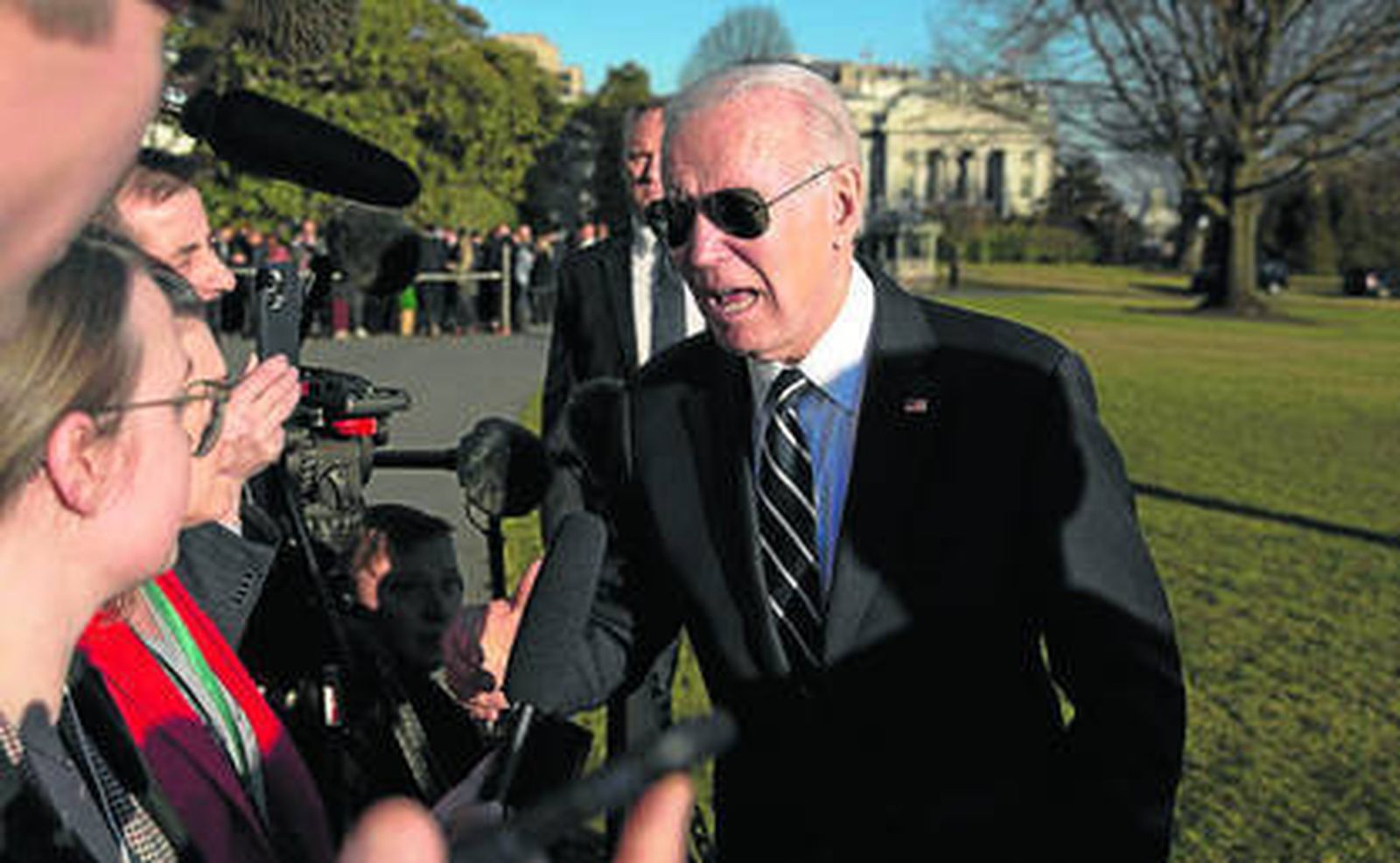 Joe Biden atiende a los medios en Washington.