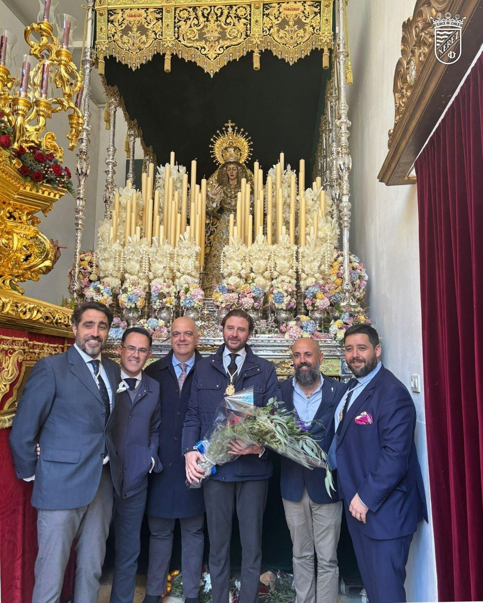 Parte de la directiva del Xerez CD con miembros de La Clemencia.