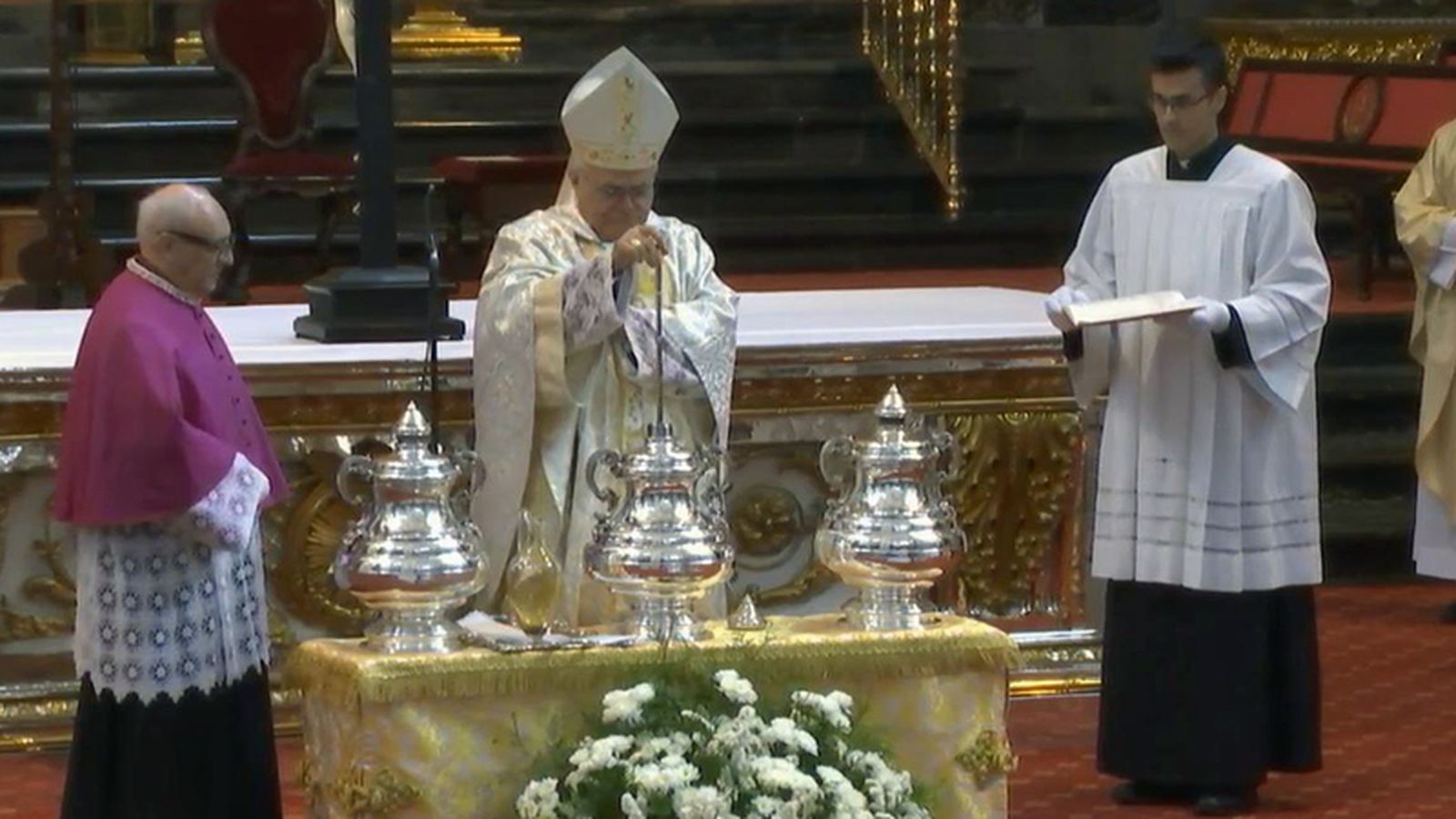 El obispo celebra la Misa Crismal en la Santa Iglesia Catedral