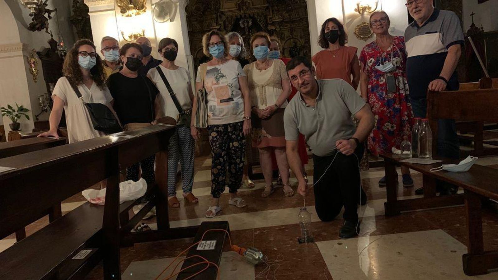 Extracción de las primeras aguas del manantial.