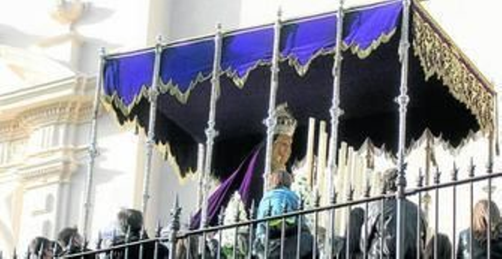 La Resignación se encamina hacia la plaza de San Pedro, recorriendo el porche del templo. La Resignación se encamina hacia la plaza de San Pedro, recorriendo el porche del templo.