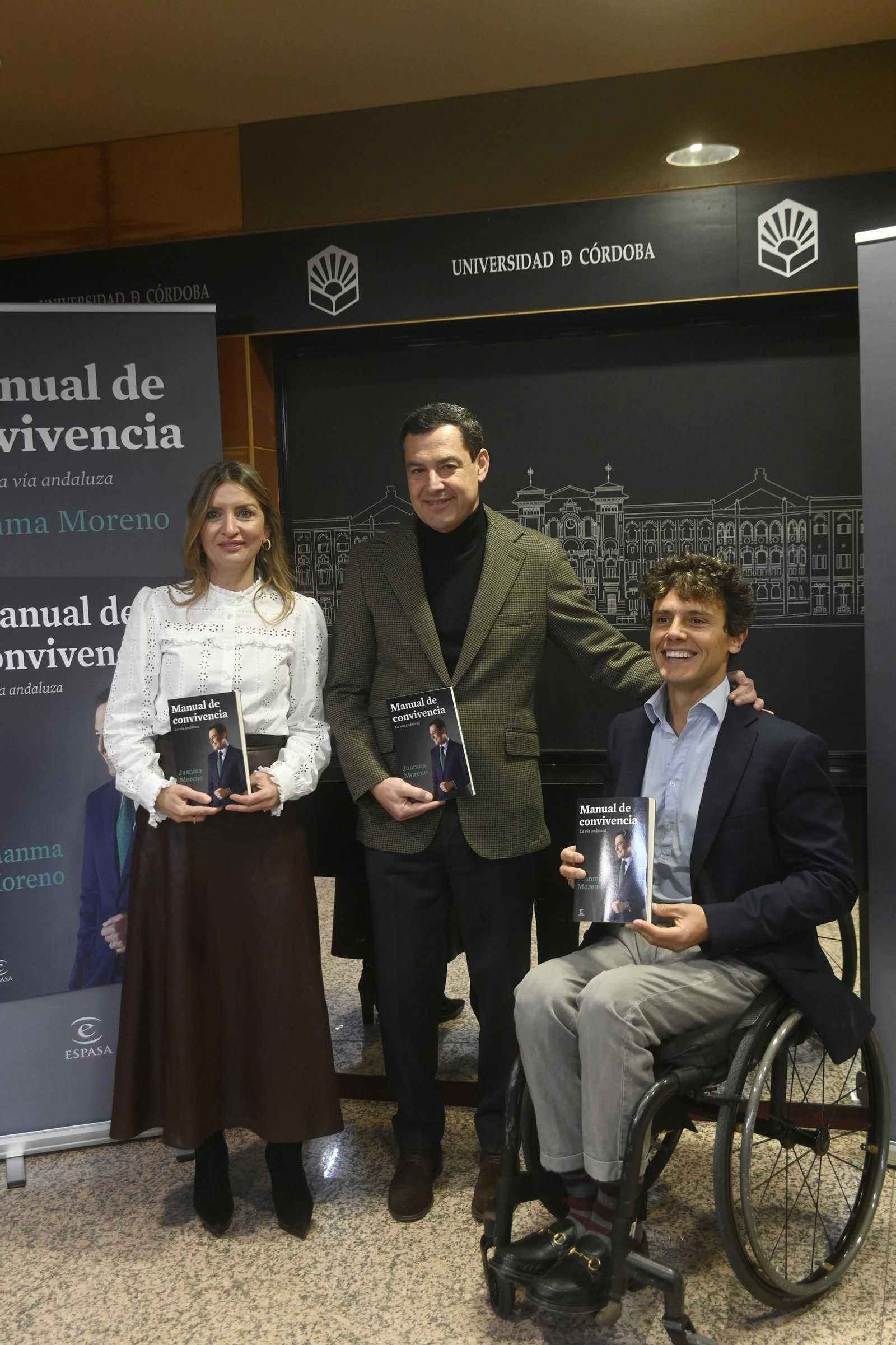Juanma Moreno presenta en Córdoba su libro 'Manual de convivencia', en imágenes