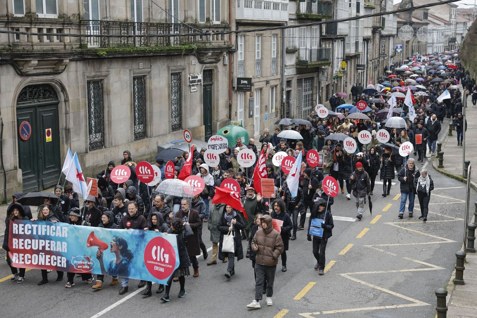 Entierro simulado de la enseñanza pública durante la manifestación convocada en diciembre por el sindicato CIG.