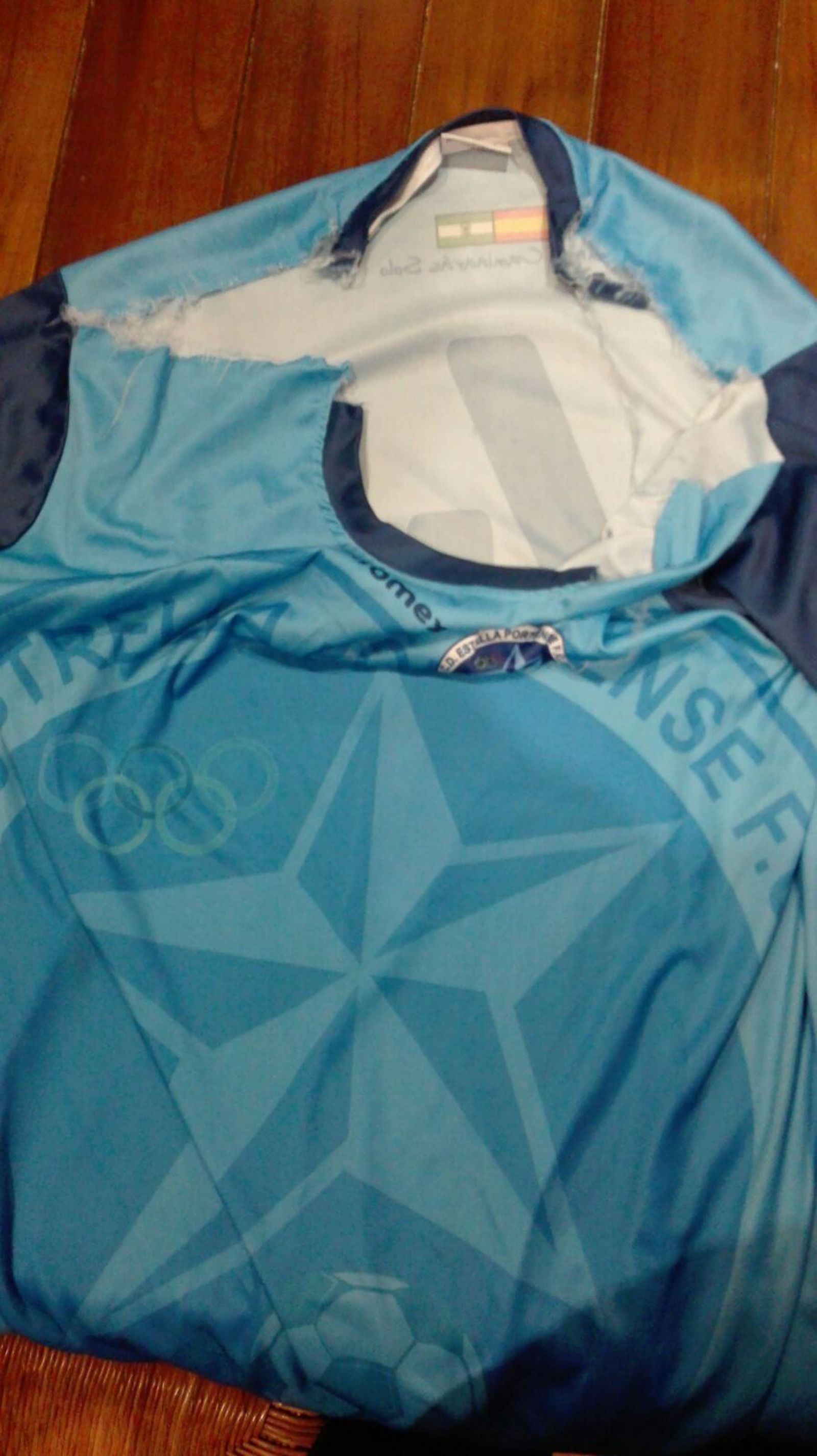 El estado en que quedó la camiseta del jugador presuntamente agredido.